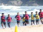 Jelang-Liga-1-Pemain-Arema-FC-Latihan-Fisik-di-Pantai-Ini-Alasan-Joko-Susilo.jpg