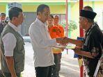 Jokowi-serahkan-bantuan-dana-stimulan_01.jpg