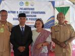 Jonathan-Seran-Suri-berpose-bersama-dengan-Ketua-STKIP.jpg