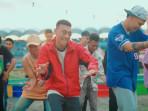 Juan-Reza-membawakan-lagu-Dansa.jpg