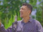 Juan-Reza-membawakan-lagu-Nara-Iwa-Ndoa-lagu-daeran-Ende-NTT.jpg