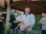 Juan-Reza-membawakan-lagu-Nona-Minang.jpg