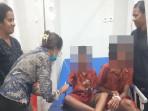 KERACUNAN-Sejumlah-beberapa-siswi-SD-Inpres-Liliba-mendapat-perawatan-dari-tim-medis.jpg