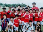 Kadek-Arel-Priyatna-pose-bersama-dengan-pemain-Bali-United-Academy.jpg