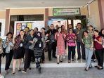 Kadis-Kesehatan-Rote-Ndao-dr-Nelly-Febriany-Riwu-foto-bersama-pegawai-Puskesmas-Eahun-usai-sidak.jpg