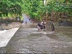 Kali-waigete-yang-yang-terletak-di-desa-Kloangpopot-meluap.jpg