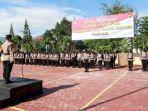 Kapolres-Alor-AKBP-Supriadi-Rahman-SIK-MM-memimpin-apel-pergeseran-pasukan-pengamanan-TPS.jpg