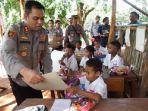 Kapolres-Sikka-AKBP-Mohammad-Mukhson-menyerahkan-bantuan-sosial.jpg