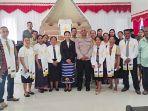 Kasat-Binmas-Polres-Rote-Ndao-Iptu-Frits-Matly-foto-bersama-pendeta-dan-jemaat-GMIT-Oelunggu.jpg