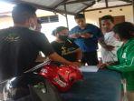 Keluarga-korban-tenggelam-di-Lalendo-Kecamatan-Kupang-Barat.jpg