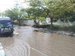 Kendaraan-menerobos-genangan-air-yang-nampak-di-depan.jpg