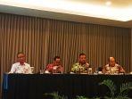 Kepala-OJK-NTT-Japarmen-Manalu-kedua-dari-kiri-pada-saat-Konferensi-Pers.jpg