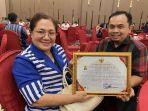 Kepala-SMP-Negeri-8-Kota-Kupang-Maria-Tresia-Roslin-Lana-kiri-dan-Piagam-Penghargaan.jpg