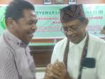 Ketua-Arisan-Tuke-Lakang-Ignas-Jani-menyalami-Agus-Bajo-yang-terpilih-selaku-Ketua-KKBM-Kupang.jpg