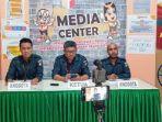 Ketua-Bawaslu-Kota-Kupang-dan-Anggota-saat-memberikan-keterangan-kepada-awak-media.jpg
