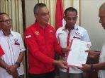 Ketua-DPC-PDI-P-Sikka-Fransiskus-Roberto-Diogo-mendaftarkan-diri-sebagai-bacabup-di-Partai-Perindo.jpg