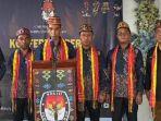 Ketua-KPU-Jefri-Guido-Bedo-bersama-anggota-Komisioner-KPU-Manggarai-Timur.jpg