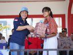 Ketua-PKK-Manggarai-Meldyanti-Hagur-Nabit-saat-menyerahkan-hadiah.jpg