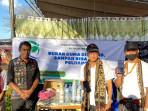 Ketua-RW-4-Kelurahan-Fatufeto-dan-Camat-Alak-bersama-warga-di-booth.jpg