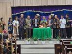 Ketua-Sinode-GMIT-Pdt-Semuel-B-Pandie-STh-tengah-baju-tenunan-jas-hitam-diapit-Rektor-UKAW.jpg