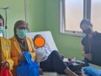 Ketua-Tim-peneliti-dari-Fakultas-Kesehatan-Masyarakat-bersama-Enumerator-Undana.jpg