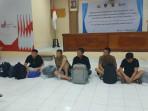 Ketujuh-Imigran-China-saat-diamankan-di-Aula-Wirasatya-Polres-Rote-Ndao.jpg