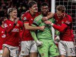 Kiper-Andre-Onana-bersama-rekan-rekannya-pemain-Man-United-selebrasi.jpg
