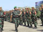 Komandan-Korem-161Wirasakti-Brigjen-TNI-Hendro-Cahyono-periksa-pasukan.jpg