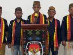 Komisioner-KPU-Manggarai-Timur-sedang-memberikan-keterangan.jpg