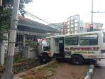 Kondisi-Angkot-Lovely-yang-menabrak-pagar-rumah-warga-di-Perempatan-Lampu-Merah-Polda-NTT.jpg