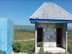Kondisi-Toilet-Umum-yang-rusak-dan-terbengkalai-terletak-di-lokasi-objek-wisata-Bukit-Tanau.jpg