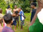 Korban-yang-terseret-banjir-saat-ditemukan-dan-dibopong-oleh-warga.jpg
