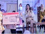 Krisdayanti-beri-hadiah-tv.jpg
