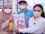 Krisdayanti-serahkan-batuna-beras-dan-minyak-goreng-pada-peserta-vaksin.jpg
