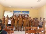 Krisman-B-Riwu-Kore-pose-bersama-jajaran-Pemerintah-Kabupaten-Sabu.jpg