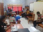 Kuasa-Hukum-Rafael-Ama-Raya-sedang-mendampingi-Damianus-Dolu-baju-kuning.jpg
