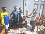 LEMBATA-Piala-dan-uang-pembinaan-ini-diberikan-langsung-oleh.jpg