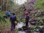 LONGSOR-Akses-terputus-di-Jalur-Tada-Wae-Bela-Kecamatan-Jerebuu-Selasa-09092025.jpg