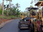 Laju-Proyek-Jalan-Adonara-Tak-Melambat-Hotmix-Sudah-72-Kilometer.jpg