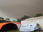 Langit-tampak-gelap-dan-hujan-pasir-material-erupsi-Gunung-Lewotobi.jpg