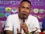 Lukman-Hakim-menangis.jpg
