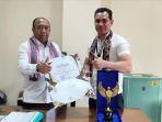 Lurah-Nunbaun-Sabu-Rongsly-Aldi-Foeh-SH-kanan-berpose-bersama-Asisten-III-Sekda-Kota-Kupang.jpg