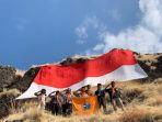 Mahasiswa-kibarkan-bendera-merah-putih.jpg