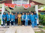 Mahasiswa-peserta-KKN-dari-FEB-Unwira-Kupang-di-Kantor-Camat-Kupang-Barat.jpg