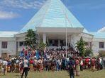 Massa-aksi-saat-menggelar-aksi-demontrasi-di-Kantor-DPRD-Kabupaten-TTU-4.jpg