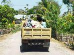 Masyarakat-Desa-Taaba-terlihat-sedang-menumpang-mobil.jpg