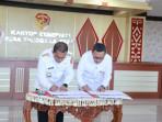 Menteri-P2MI-dan-Gubernur-NTT-melakukan-penandatanganan-MoU.jpg