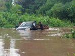 Mobil-Pikap-Terjebak-Banjir-di-Napunseda-Sikka.jpg