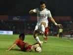 Mohammad-Edo-Febriansah-diadang-pemain-Semen-Padang.jpg