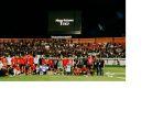 Momen-Pelatih-kepala-Bali-United-Stefano-Cugurra-bersama-keluarga-pose-bersama.jpg